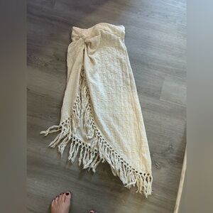 Elegant slit side skirt with ruffles